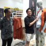 3SECOND dan DANJYO HYOJI Jalin Kolaborasi Tingkatkan Kualitas Produk KOLABORASI: Manager Marketing Communications 3 Second, Hendri Sase Perbawana dan Founder Danjyo Hiyoji, Dana Maulana, saat menunjukkan produk hasil kolaborasi 3SECOND X DANJYOHIYOJI di 3Second Store Jalan RE Martadinata No 61, Kota Bandung, Jumat 17 Maret 2023.