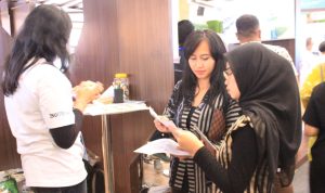RAMAI PENGUNJUNG: Masyarakat antusias mengunjung salah satu stand pengembang perumahan yang ikut expo gelaran BRI. (HENDRIK MUCHLISON/JABAR EKSPRES)