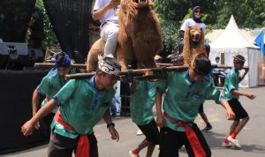 Marak Tawuran Pelajar di Jabar, Ini Kata Guru Besar UPI REGENERASI: Cahaya Muda Siliwangi saat pentas di Kecamatan Cibeunying Kidul, Kota Bandung dan mereka menjauhi akti tawuran, Minggu (12/3). (HENDRIK MUCHLISON/JABAR EKSPRES)