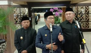 Soal Larangan Bukber Bagi ASN dan Pejabat, Begini Kata Ridwan Kamil Dok. Gubenur Jabar, Ridwan Kamil (tengah). Senin (27/3). Foto. Sandi Nugraha.