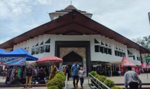 RAMAI: Masyarakat usai ibadah Salat Duhur di Masjid Al Ukhuwah Kota Bandung. (HENDRIK MUCHLISON/JABAR EKSPRES)