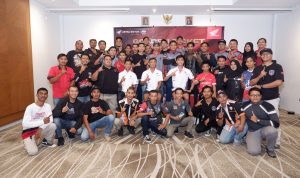 Komunitas Honda Lombok bertemu dan memberikan semangat langsung kepada pebalap Astra Honda di Mandalika Racing Series 2023 (ki-ka) Veda Ega Pratama, Rheza Danica, dan Herjun Atna Firdaus