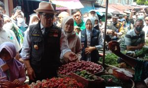 Dok. Gubernur Jabar, Ridwan Kamil saat sidak harga Kepokmas di Pasar Kiaracondong Bandung. Selasa (28/3). Foto. Sandi Nugraha.
