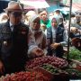 Dok. Gubernur Jabar, Ridwan Kamil saat sidak harga Kepokmas di Pasar Kiaracondong Bandung. Selasa (28/3). Foto. Sandi Nugraha.
