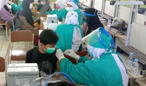 Pemprov Jabar Siapkan 9 Juta Dosis Imunisasi Polio Ist. Seorang anak sedang diberikan vaksinasi atau imunisasi oleh petugas kesehatan. Foto. Sandi Nugraha.
