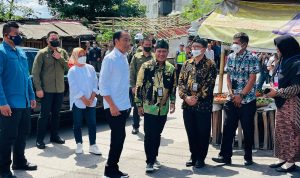 Jokowi Resmikan Kolam Retensi, Dadang Yakin Kurangi Titik Banjir Bupati Bandung Dadang Supriatna saat mendampingi Presiden Jokowi meninjau Pasar Baleendah, Minggu 5 Maret 2023. (AGI/ JABAREKSPRES)