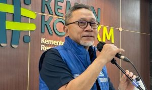 Menteri Perdagangan (Mendag) Zulkifli Hasan ditemui usai menghadiri rapat bersama Menteri Koperasi dan Usaha Kecil dan Menengah (MenkopUKM) di Jakarta, Senin (27/3/2023). 7.000 Bal Pakaian Bekas Impor Siap Dimusnahkan. (ANTARA/Maria Cicilia Galuh)