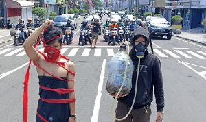 Hanya Fokus Bangun Infrastruktur, Pemkot Bandung Dinilai Tak Becus Tangani Lingkungan Aksi teatrikal masyarakat Kota Bandung dalam mengkritisi kinerja pemerintah yang dinilai tak becus tangani lingkungan. (YANUAR/JABAR EKSPRES)