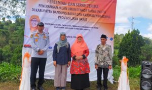 Anggota Komisi VII DPRRI Diah Nurwitasari saat peresmian dan serah terima PJU Tenaga Surya di Kabupaten Bandung Barat.