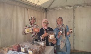Produk UMKM Rancasari Mampu Menembus Pasar Internasional Para Pelaku UMKM, Saat Memasarkan Produk di Halaman Kecamatan Rancasari, Kota Bandung. (SADAM HUSEN SOLEH RAMDHANIJABAR EKSPRES)