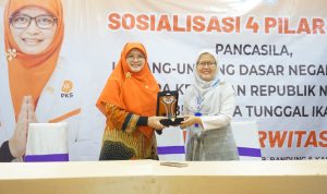 Anggota MPR RI Diah Nurwitasari: Mari Hindari Pertikaian Demi Bangsa dan Negara Anggota MPR RI Fraksi PKS dari Daerah Pemilihan Jawa Barat 2, Diah Nurwitasari, menyerahkan penghargaan saat sosialisasi 4 Pilar MPR-RI, 26 Februari 2023.