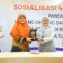 Anggota MPR RI Fraksi PKS dari Daerah Pemilihan Jawa Barat 2, Diah Nurwitasari, menyerahkan penghargaan saat sosialisasi 4 Pilar MPR-RI, 26 Februari 2023.