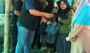 Sambut Ramadan, Relawan BISA Bagikan Sembako Gratis Bagi Warga BERBAGI: Iwan Setiawan, Anggota DPRD KBB bersama relawan BISA saat membagikan sembako gratis bagi warga di Kecamatan Cihampelas dan Batujajar.
