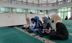 Tahsin Alquran UPTQ UIN Bandung Tingkatkan Kualitas Ibadah Masjid Iqomah UIN Bandung memiliki beberapa agenda yang ditujukan untuk meningkatkan kualitas ibadah selama Ramadan di antaranya belajar membaca Alquran. (FAJMINAH/JABAR EKSPRES)