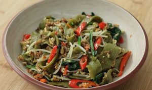 Tanpa Cetakan! Resep Mie Hijau Lebar Goreng Terasi