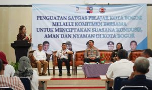 DPRD Kota Bogor Dukung Penguatan Satgas Pelajar dalam Menekan Angka Kekerasan Sekretaris Komisi IV DPRD Kota Bogor, Devie Prihatini Sultani saat berpidato dalam rapat koordinasi lintas sektoral di Kantor Dinas Pendidikan Kota Bogor. (Yudha Prananda / Jabar Ekspres)
