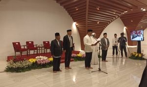 Gubernur Jabar saat Lantik 174 DKM Al Jabbar. Senin (20/3). (SANDI NUGRAHA/JABAR EKSPRES)