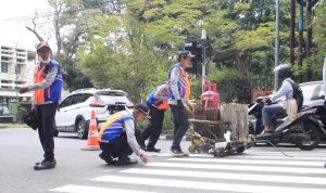 DIPERBARUI: Petugas Dishub saat mengecat ulang zebra cross di Jalan Kalimantan, Kota Bandung, Rabu (8/3). (HENDRIK MUCHLISON/JABAR EKSPRES)