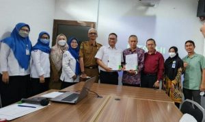 BPJS Kesehatan Cabang Cimahi menandatangani perjanjian kerja sama dengan RS Karisma Cimareme pada Senin 27 Maret 2023 / Foto IST