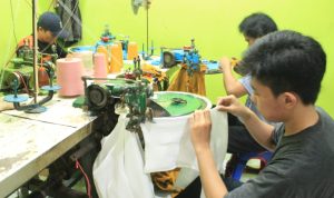 Adaptasi Tren dan Perkuat Medsos, Kunci Kampoeng Rajoet Bandung Mampu Bertahan KREATIF: Pekerja di Kampoeng Rajoet sedang memproduksi pakaian rajut. Kerajinan ini tetap eksis karena mampu beradaptasi dengan tren fashion. (Hendrik Muchlison)