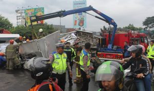 Adanya peristiwa robohnya papan reklame akibat hujan deras dan angin kencang harus dijadikan perhatian serius oleh Pemerintah Kota Bandung
