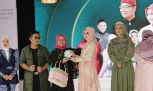 Ajang Indonesia Hijab Walk (IHW), Brand Biyantie berkolaborasi dengan Fashion Designer, Kursien Karzai menampilkan delapan karya tas terbaru.