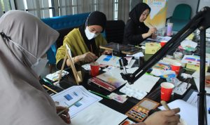 SERU: Pelatihan melukis mimpi dengan teknik watercolor oleh Komunitas Kreasi Imaji dengan memanfaatkan salah satu ruangan di Bandung Creative Hub, Jalan Laswi. (HENDRIK MUCHLISON/JABAR EKSPRES)