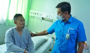 PEDULI KORBAN: Direktur Utama BPJS Ketenagakerjaan Anggoro Eko Cahyo meninjau langsung seorang peserta yang tengah mendapatkan perawatan di Rumah Sakit Pertamina Jaya Jakarta yang juga merupakan Pusat Layanan Kecelakaan Kerja (PLKK) BPJS Ketenagakerjaan. 