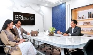 PT Bank Rakyat Indonesia (Persero) Tbk atau BRI menggunakan strategi hybrid bank dalam melakukan transformasi bisnis proses,
