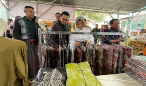 Di Kecamatan Majalaya Kabupaten Bandung memang banyak terdapat pabrik tekstile. Dulu masyarakat mengambil sisa-sisa kain dan benang