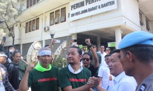 SEPAKATI: Kesepakatan hasil audiensi yang dilakukan oleh perwakilan Aliansi Pecinta Alam Jawa Barat Pepep (kiri), dan Kepala Perhutani Divre Jawa Barat Asep Dedi Mulyadi (kanan) di halaman Kantor Perhutani. (SADAM HUSEN SOLEH RAMDHANI/JABAR EKSPRES)