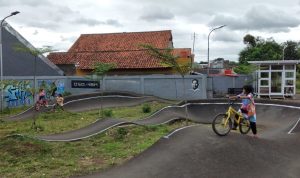TEMPAT BERMAIN ANAK: Ciko Arena 1 merupakan salah satu ruang publik yang ada di Kota Bandung yang masih digemari masyarakat. (HENDRIK MUCHLISON/JABAR EKSPRES)