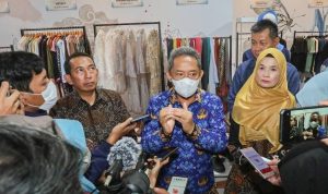 Berdayakan UMKM Lokal, Ekonomi Mulai Meningkat BERIKAN PENJELASAN: Wali Kota Bandung Yana Mulyana memastikan perekonomian mulai meningkat melalui pemberdayaan UMKM lokal. (YANUAR/JABAR EKSPRES)