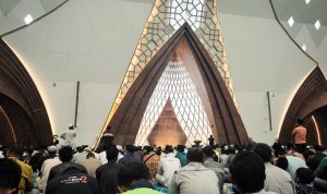 KHUSYUK: Para Jemaah Masjid Raya Al Jabbar tampa khusyuk melaksanakan salat berjamaan, Sabtu (25/3). (SADAM HUSEN SOLEH RAMDHANI/JABAR EKSPRES)