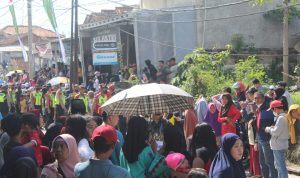 Antusiasme Warga Andir, Sambut Kedatangan Jokowi ANTUSIAS: Warga Andi, Kota Bandung tampak antusias menyambut kedatangan Presiden Jokowi saat meresmikan kolam retensi, Minggu (5/3). (SADAM HUSEN SOLEH RAMDHANI/JABAR EKSPRES)