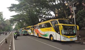 BUTUH TINDAKAN TEGAS: Parkir liar mengular di sepanjang Jalan Dipenogoro, dari Taman Lansia hingga ke depan Pusdai Kota Bandung imbas dari banyaknya kunjungan wisata ke Museum Geologi. (SADAM HUSEN SOLEH RAMDHANI/JABAR EKSPRES)