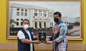 BERIKAN PENGHARGAAN: Pemerintah Kota Bandung terus berkomitmen mempertahankan UHC kepesertaan program Jaminan Kesehatan Nasional (JKN).