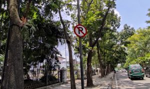 LANGGAR LALU LINTAS: Adanya rambu dilarang parkir, tidak menjamin berkurangnya aktivitas parkir liar di Kota Bandung. (SADAM HUSEN SOLEH RAMDHANI/ JABAR EKSPRES)