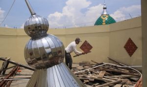 Kubah Masjid Al Ikhlas Margaluyu Ambruk TERDAMPAK : Puing-puing kubah Masjid Al Ikhlas yang telah dibersihkan oleh warga setelah ambruk diterjang angin. (HENDRIK MUCHLISON/JABAR EKSPRES)