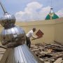 TERDAMPAK : Puing-puing  kubah Masjid Al Ikhlas yang telah dibersihkan oleh warga setelah ambruk diterjang angin. (HENDRIK MUCHLISON/JABAR EKSPRES)