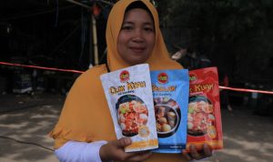 KEMBANGKAN USAHA: Salah satu UMKM Kecamatan Cibeunying Kidul yang produknya sudah merambah mancanegara. (HENDRIK MUCHLISON/JABAR EKSPRES)