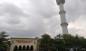 Warga Senang, Taman Alun-Alun Kota Bandung Dibuka Kembali DIBUKA TERBATAS: Warga mengunjungi Taman Alun-Alun Kota Bandung setelah dibuka kembali yang rencananya selama Ramadan. (AKMAL FIRMANSYAH/JABAR EKSPRES)
