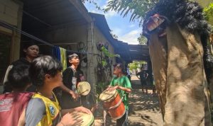 GENERASI CERAH: Pertunjukan Seni Reak yang di gelar Grup Mustika Sunda yang di dominasi anak-anak, di Jalan Rumah Sakit, Ujungberung, Kota Bandung. (SADAM HUSEN SOLEH RAMDHANI/JABAR EKSPRES)