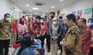 CEK LOKASI: Dirut BPJS Kesehatan, Ghufron Mukti, saat menyapa pasien pengguna BPJS di Rumah Sakit Hermina Arcamanik, Kota Bandung, Senin (6/3). (SADAM HUSEN SOLEH RAMDHANI/JABAR EKSPRES)
