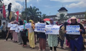 SAMPAIKAN ASPIRASI: Sejumlah ibu-ibu melakukan aksi memperingati Hari Perempuan Pekerja Sedunia, dilakukan oleh kelompok Perjuangan Persatuan Rakyat, di depan Gedung Sate, Kota Bandung, Rabu (8/3). (SADAM HUSEN SOLEH RAMDHANI/JABAR EKSPRES)