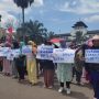 SAMPAIKAN ASPIRASI: Sejumlah ibu-ibu melakukan aksi memperingati Hari Perempuan Pekerja Sedunia, dilakukan oleh kelompok Perjuangan Persatuan Rakyat, di depan Gedung Sate, Kota Bandung, Rabu (8/3). (SADAM HUSEN SOLEH RAMDHANI/JABAR EKSPRES)