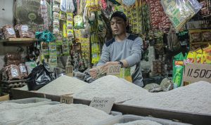LAYANI PEMBELI: Penjual beras di Pasar Kosambi, Kota Bandung tampak menunjukkan kualitas barang jualannya yang dijual lebih mahal jelang Ramadan ini. (DOK/JABAR EKSPRES)