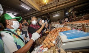 Ramadan, Pemkot Bandung Pastikan Harga Bahan Pokok Stabil PANTAU HARGA: Wali Kota Yana Mulyana saat meninjau serta memeriksa ketersediaan bahan pokok menjelang Ramadan, yang bertempat di Pasar Baru. (DOKUMENTASI/HUMAS PEMKOT BANDUNG)