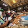PANTAU HARGA: Wali Kota Yana Mulyana saat meninjau serta memeriksa ketersediaan bahan pokok menjelang Ramadan, yang bertempat di Pasar Baru. (DOKUMENTASI/HUMAS PEMKOT BANDUNG)