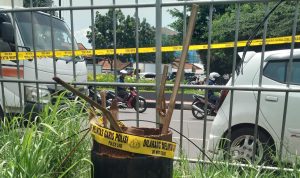 TAK BERIZIN: Kondisi papan reklame pasca roboh, yang berlokasi di Jalan Soekarno Hatta, Kota Bandung. Ternyata reklame tersebut ilegal. (SADAM HUSEN SOLEH RAMDHANI/JABAR EKSPRES)